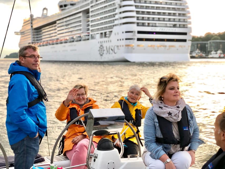 "After Work" - Sailing-Yacht Cruising Event, Hamburg/Elbe - Övelgönne to Teufelsbrück: Spot the Neighborhoods and Industry at the Same Time