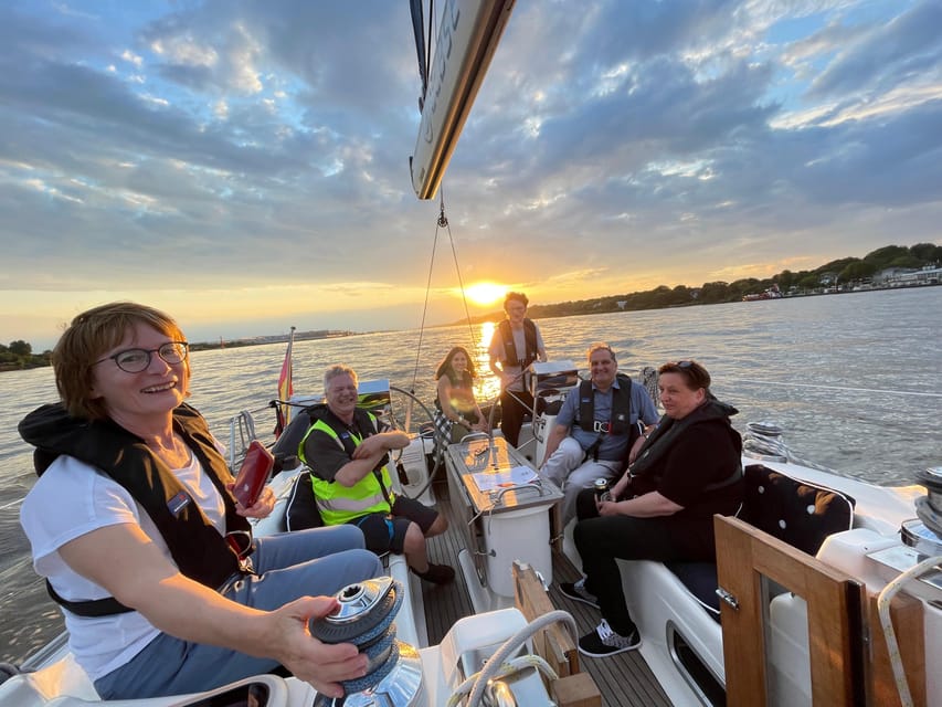 "After Work" - Sailing-Yacht Cruising Event, Hamburg/Elbe - Safety and Comfort: Life Jackets, Indoor Space, and Real Rules