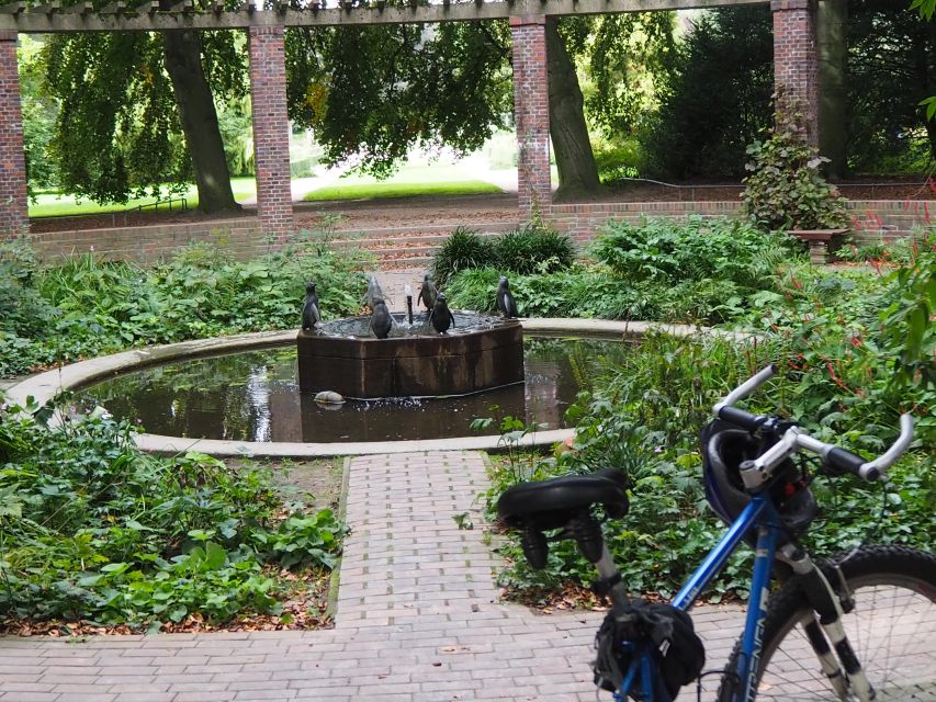 Celebs, Waterfronts and Nature Cycle Tour - From Liebesinsel to Goldbekufer: Where the Alster Looks Like Its Own City