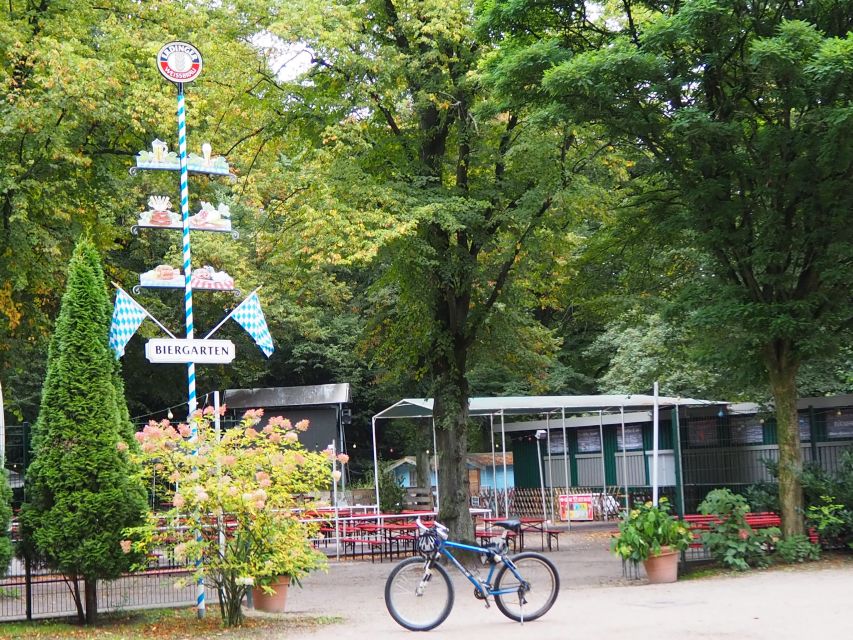 Celebs, Waterfronts and Nature Cycle Tour - Feenteich, Schwanenwijk, and Mundsburg Bridge: More Water, More Story