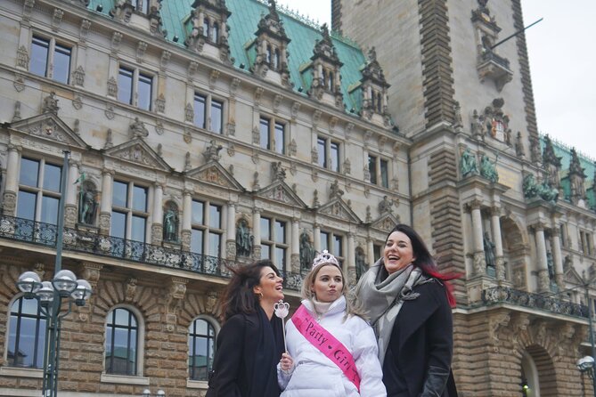 Citybeering - Walk with funny and interesting stories while having local beers - Start at Hamburg Town Hall and Rathausmarkt, where the city shows its power