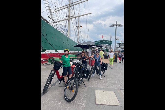 E-bike activity in Hamburg with a cultural program and snacks - The Keck music room and the Sandra Keck performance, culture you actually sit for