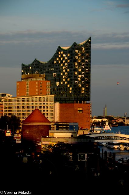 English Hamburg City Center Pay-What-You-Want Walking Tour - Making the Most of the Two Hours: What to Wear and How to Move
