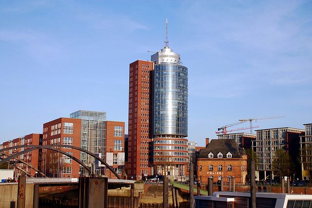 Hamburg: 1.5-Hour Comedy Bus Tour in German - Key highlights you’ll care about