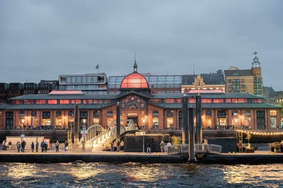Hamburg: 1.5-Hour Evening Lights Harbour Cruise on a Ship - Passing Elbphilharmonie and HafenCity in the Glow