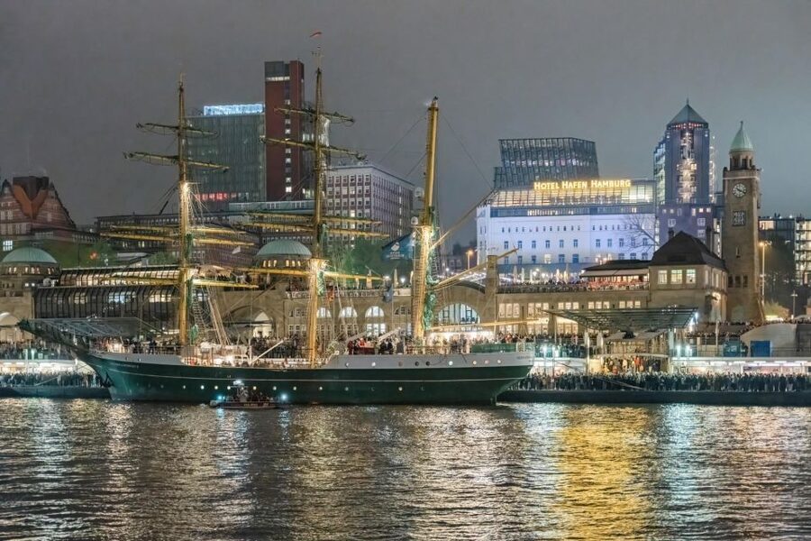 Hamburg: 1.5-Hour Evening Lights Harbour Cruise on a Ship - Live Commentary in German, Plus When the Crew Adds Personality