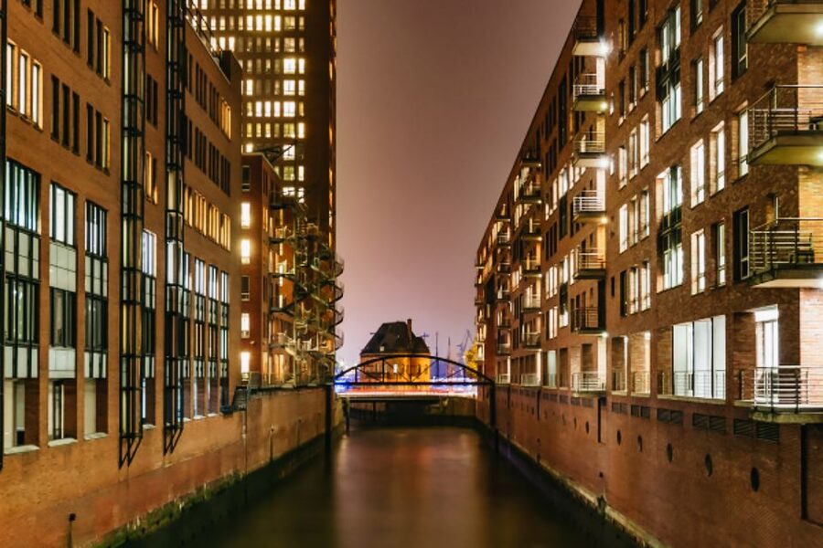 Hamburg: 1.5h Grand Harbor Evening Lights Cruise - From Landungsbrücken to Pier 3, you start in the heart of Hamburg