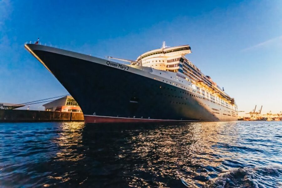 Hamburg: 1.5h Grand Harbor Evening Lights Cruise - Drinks onboard, and the cold reality check
