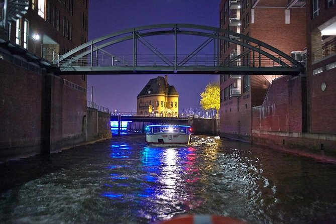 Hamburg: 1-hour evening light cruise - A 1-hour twilight route from St. Pauli to the working harbor