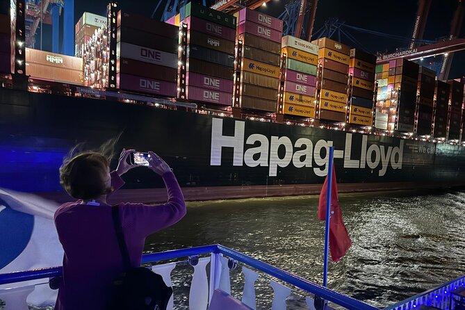 Hamburg: 1-hour evening light cruise - Audio guide reality check: live commentary, app languages, and no Wi-Fi expectations