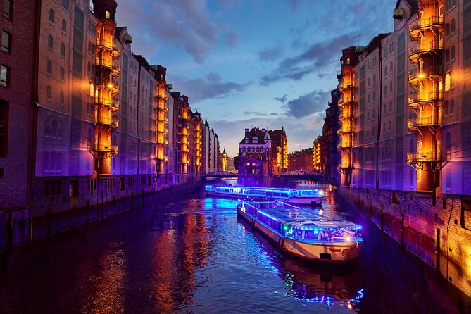 Hamburg: 1-hour evening light cruise - Restrooms on board, group size, and the comfort math