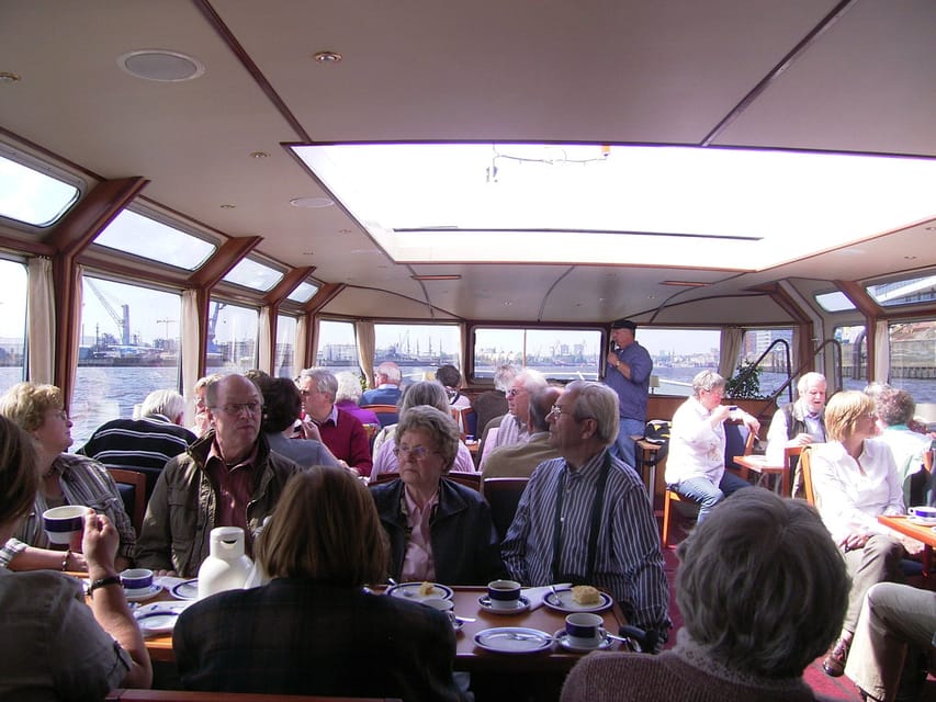 Hamburg: 1-Hour Harbor Cruise - Guide and skipper style in a German live tour