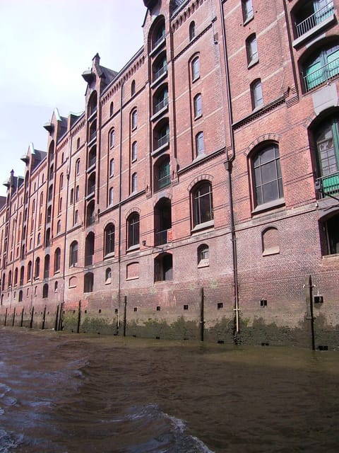 Hamburg: 1-Hour Harbor Cruise - St. Pauli landing bridges: the scenic highlight you will remember