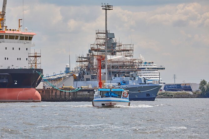 Hamburg: 1-hour harbor tour - Container terminals and ship loading, the part that surprises people