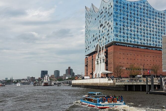 Hamburg 2-hour harbor tour on the beautiful Elbe - Why a 2-hour Elbe harbor cruise makes sense in Hamburg