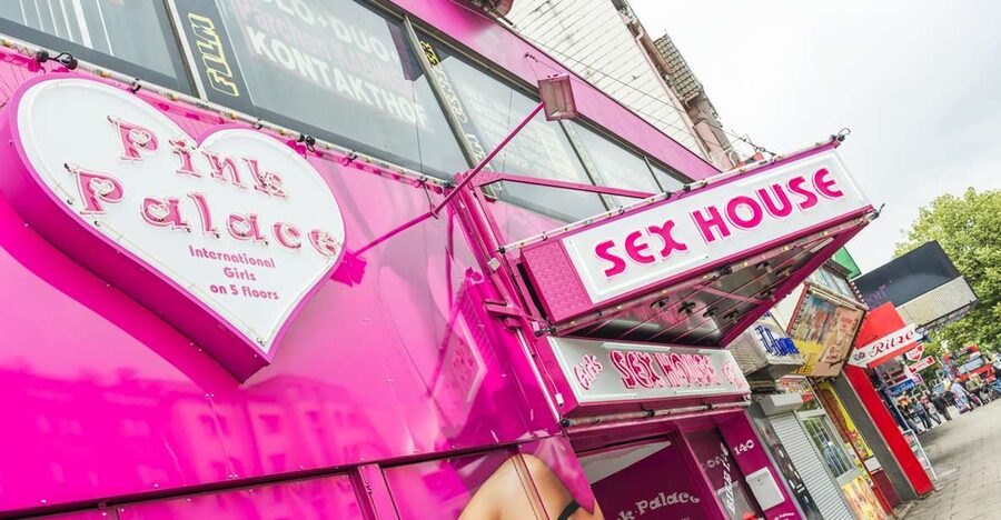 Hamburg: Adults Only Reeperbahn Tour - Meet the guides who make the walk click fast
