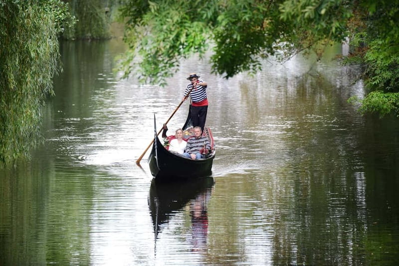 Hamburg Alster Lake romantic Tour in a Real Venetian Gondola - Is this the right fit for you?