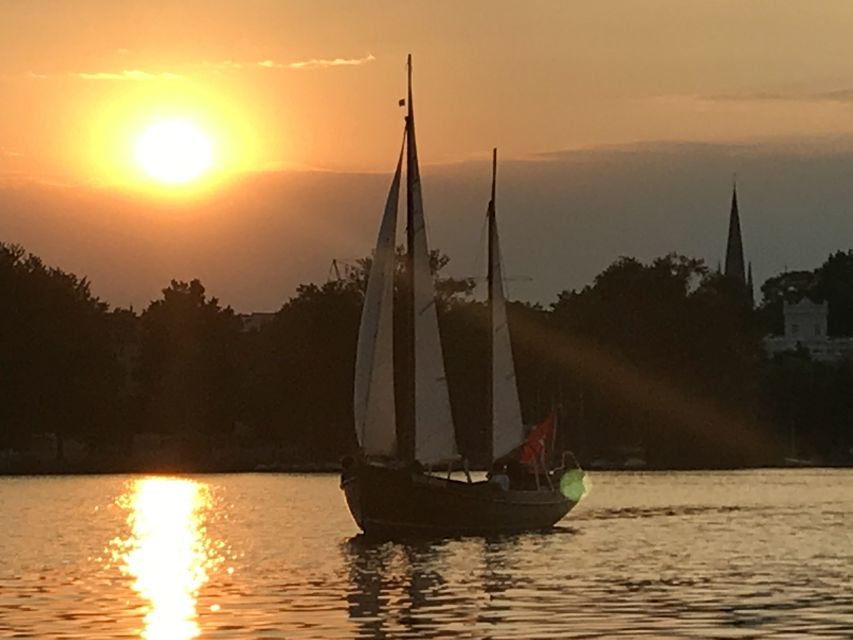 Hamburg: Alster River Sailboat Tour with Sundowner - Your included sundowner drink: how to make the hour feel like an evening