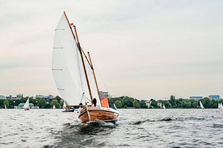 Hamburg: Alster River Sailing Tour on a 2-Masted Sailboat - A short tour with enough time to feel like you did something