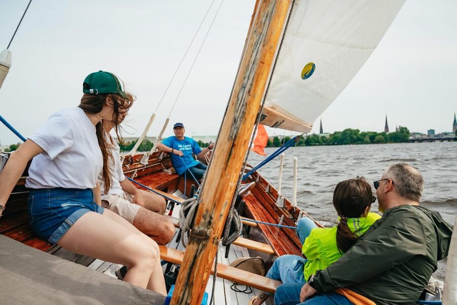Hamburg: Alster River Sailing Tour on a 2-Masted Sailboat - How the sailing works on this 90-minute Alster cruise