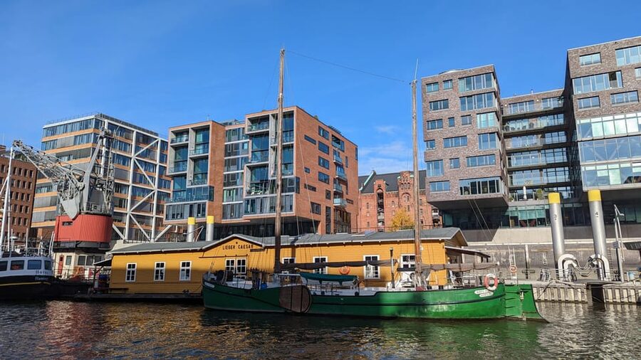 Hamburg among friends - Van tour - Photo stop at Hamburg Port: the brick warehouse world
