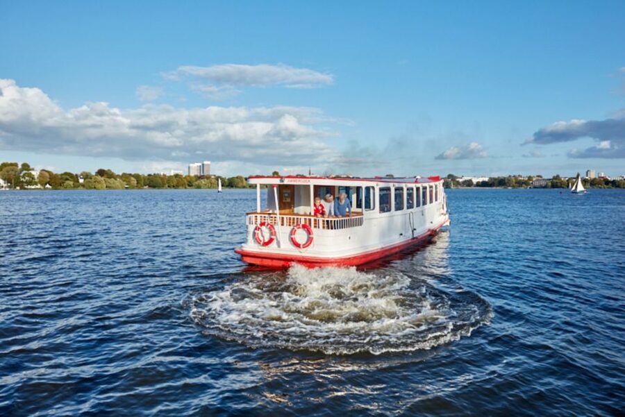 Hamburg: City Cruise on Alster Lake - Famous buildings you’ll spot from the water, Hotel Atlantic to Hotel Vier Jahreszeiten