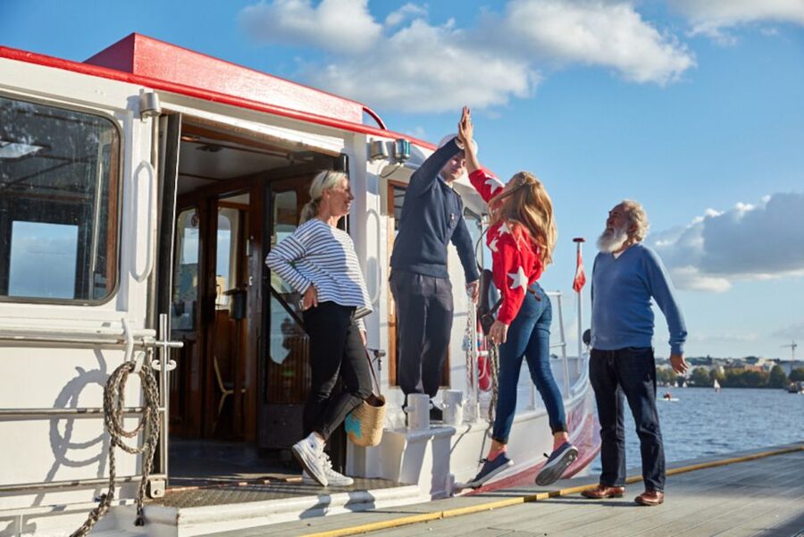 Hamburg: City Cruise on Alster Lake - The pace is the point: 1 hour that fits real plans