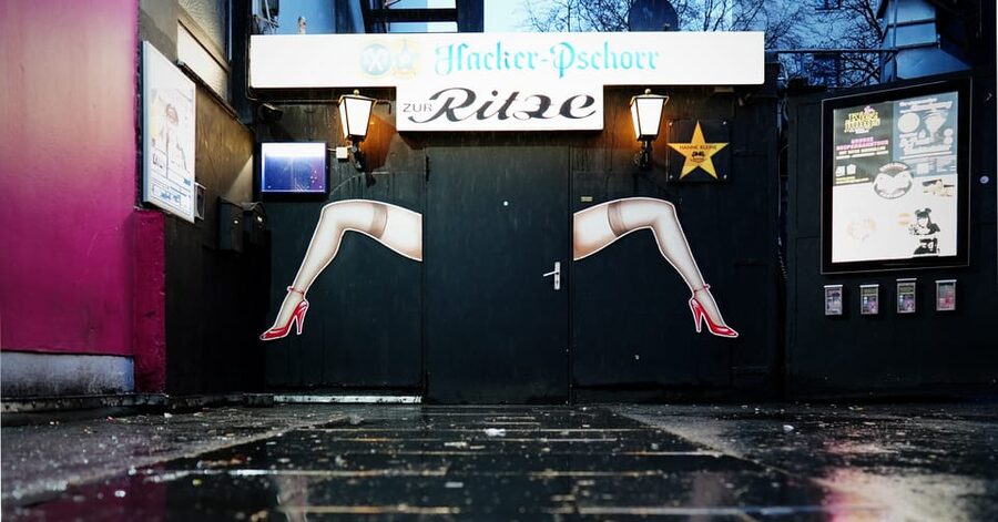 Hamburg: Crimes of St. Pauli Guided Walking Tour - Price and value for a 2-hour guided walk at $29