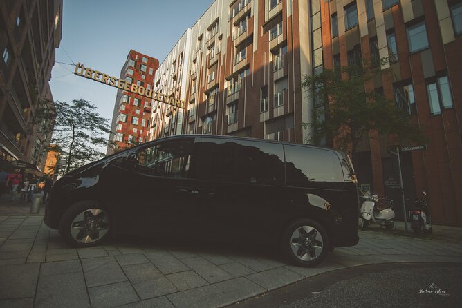 Hamburg Driverguide 4 hrs. - max. 7 persons - Pickup, van comfort, WiFi, and smart routing
