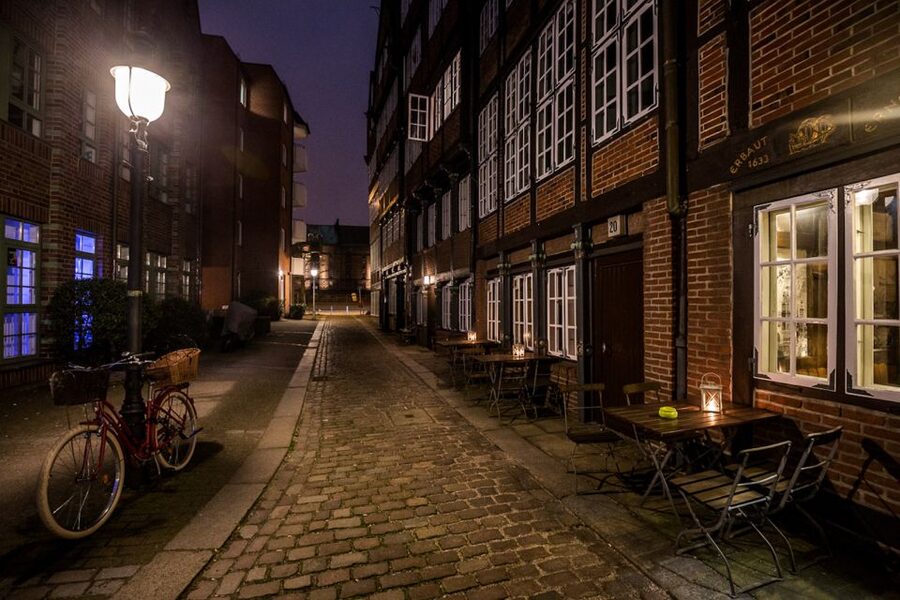 Hamburg: Eerie Speicherstadt Tour - Starting at Hauptkirche St. Katharinen, then walking into the shadows
