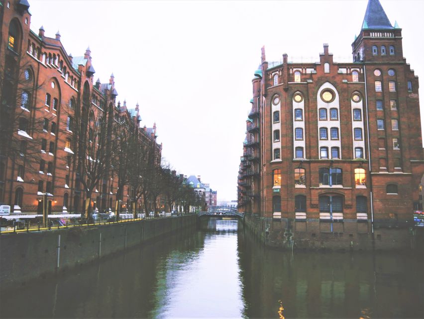 Hamburg: Elbphilharmonie Plaza and HafenCity Food Tour - Inside the Störtebeker break, construction context while you snack