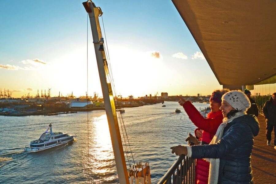 Hamburg: Elbphilharmonie Plaza, Highlights & Surroundings - The longest curved escalator in Europe, and why it sets up the views