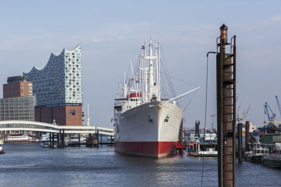 Hamburg: Entrance to the Museum Ship Cap San Diego - Getting to the ship entrance at Überseebrücke