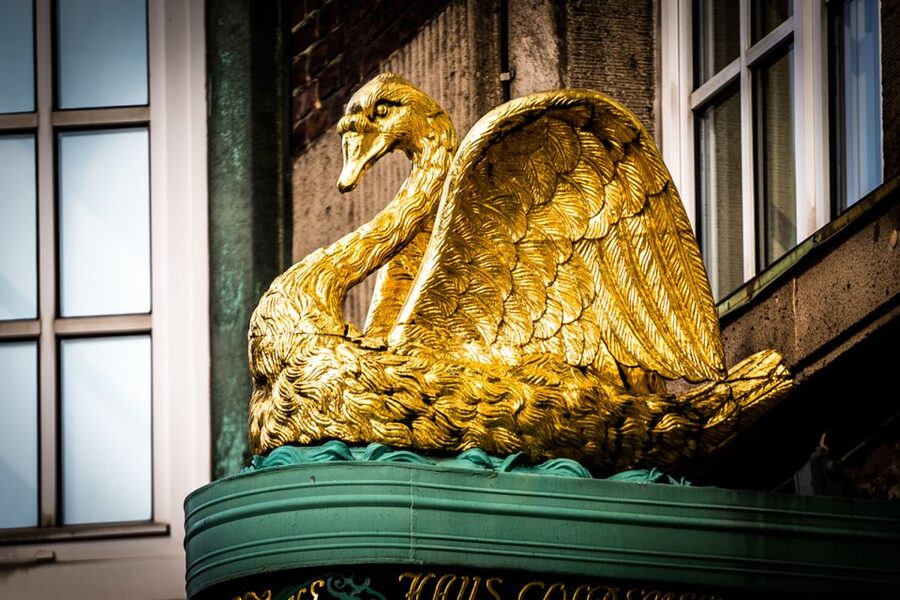 Hamburg - Freemason Walking Tour in German - Finding the group: St. Nikolai memorial at the main gate