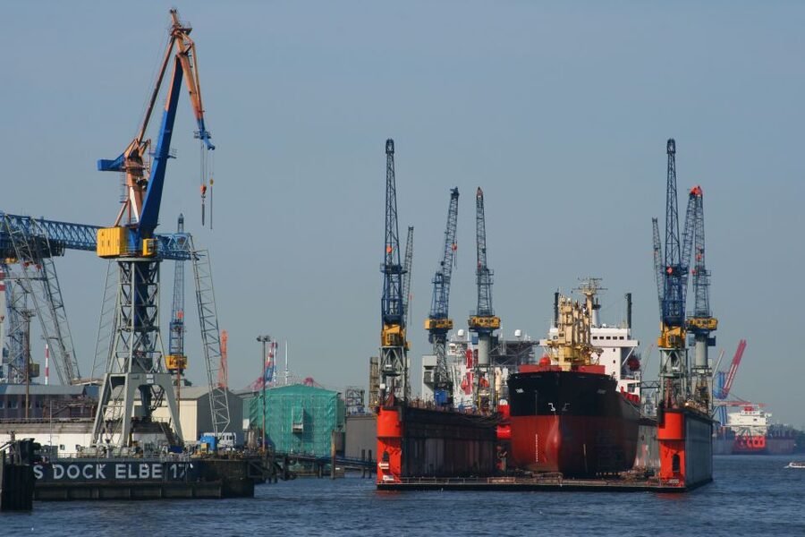 Hamburg: Guided Port Walk for Families - The short ferry ride: a fast way to feel the Elbe