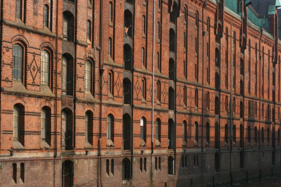 Hamburg: Guided Port Walk for Families - Meeting point and first steps at Deichstraße
