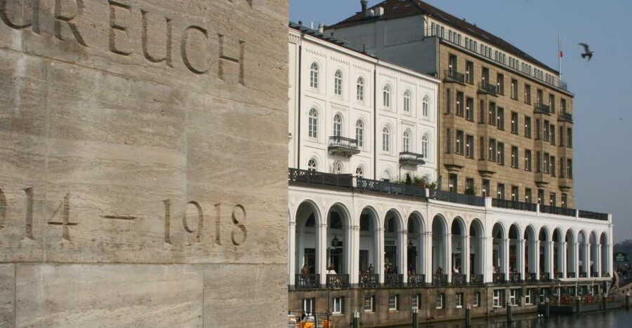 Hamburg: Guided Walking Tour - Town Hall to Alsterarkaden, starting with Hamburg’s center of power