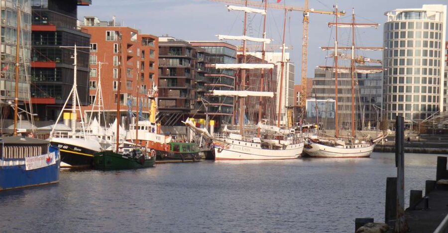 Hamburg Harbor: 3.5-Hour Guided Tour by Bike - Baakenhöft, then the Elbe crossing: the panorama you earn