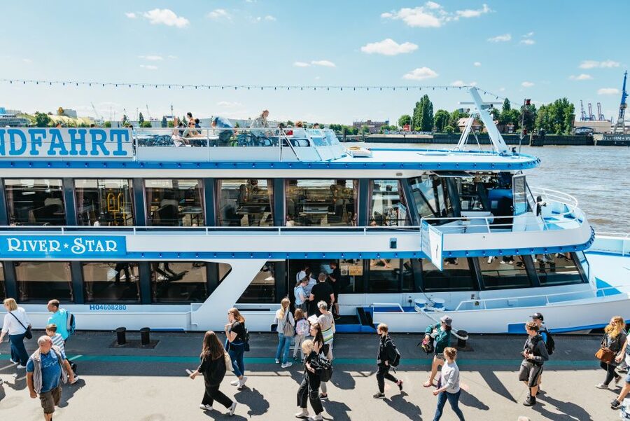 Hamburg: Hop-On Hop-Off Bus with Alster or Harbor Cruise - Why this bus plus cruise combo makes sense in Hamburg