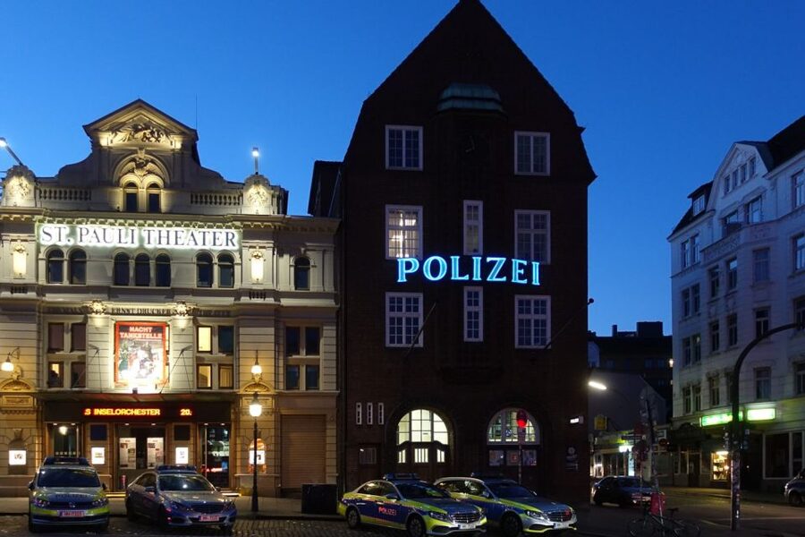 Hamburg: In the Footsteps of "Olivia" Reeperbahn Tour - Olivia Jones Bar and Olivias Wilde Jungs: the drag stories behind the names