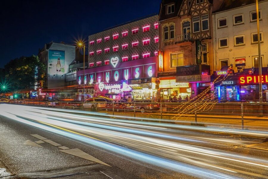 Hamburg: In the Footsteps of "Olivia" Reeperbahn Tour - Große Freiheit and your final drink and shot