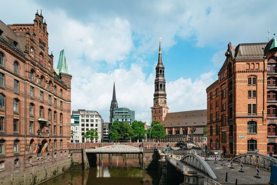 Hamburg: Line A Sightseeing Hop-On Hop-Off Bus Tour - Planten un Blomen and the green break in the middle of the city