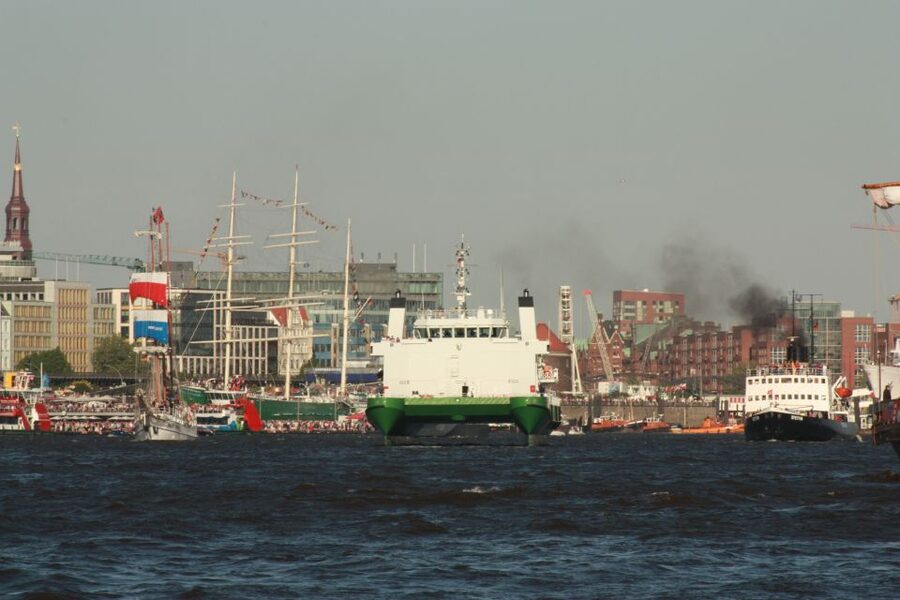 Hamburg: Line F Hop-On Hop-Off Bus and Boat Tour - Audio Guide and Live Touches: How the Commentary Feels in Real Life