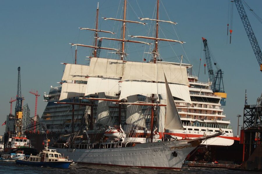 Hamburg: Line F Hop-On Hop-Off Bus and Boat Tour - Getting On and Off: How to Use the 13+ Stops Without Feeling Lost