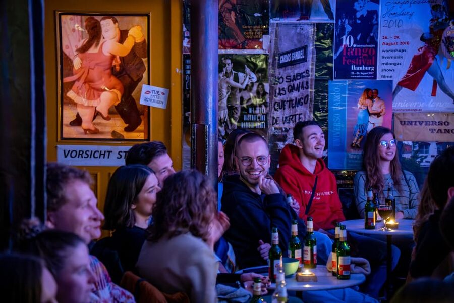 Hamburg: Moin Comedy Club Stand Up Comedy Live Show Ticket - What The Candlelit Club Setup Does To Your Laughing Experience