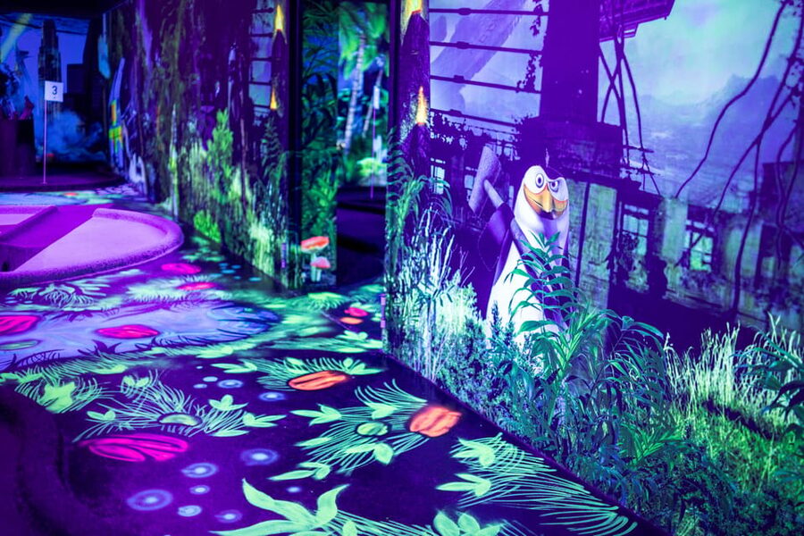 Hamburg: Moviegolf Experience - The murals, the surprises, and why close looking matters