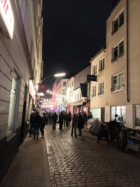 Hamburg: Neighborhood tour with a former dominatrix - Languages, private group size, and who this tour suits