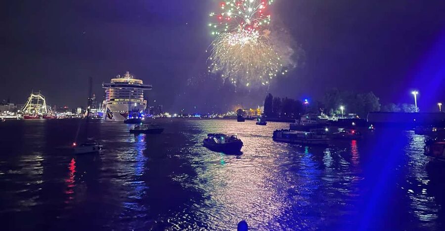 Hamburg: New Years Eve Harbour Cruise - Prosecco and drinks: what’s included, what you can add