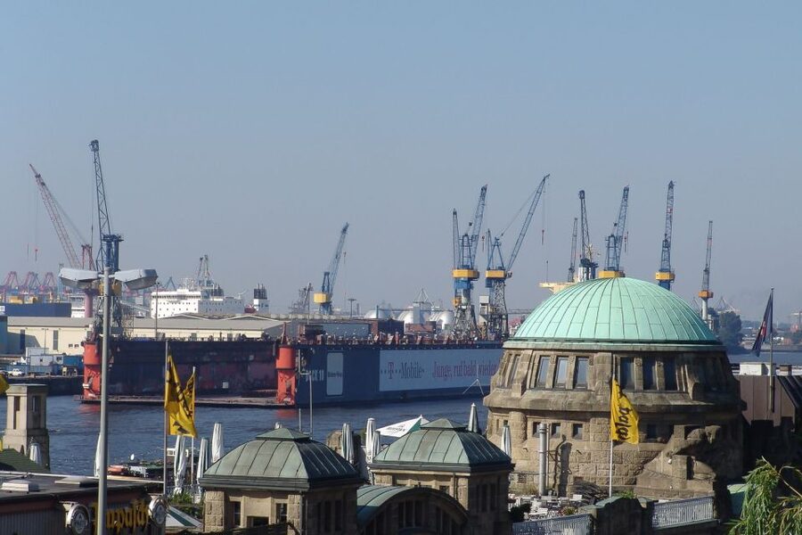 Hamburg: Private 2-Hour Guided Tour in Your Own Bus - Town Hall and the Stock Exchange: Hamburg as a trading power