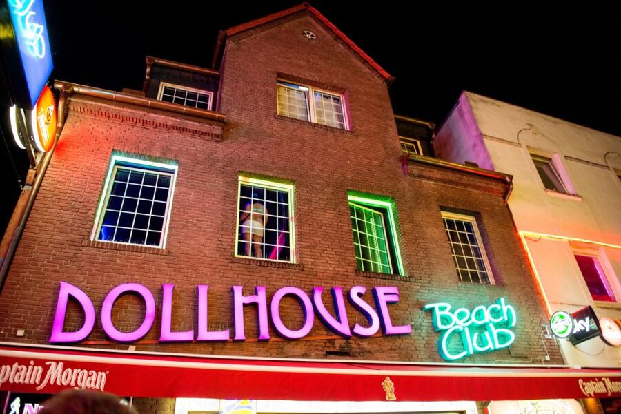 Hamburg: Private Tour Red Light District Walking Tour - Davidwache police station: the landmark that changes how you read St. Pauli